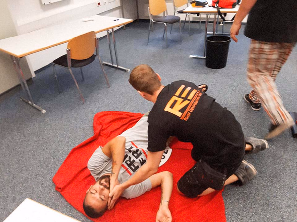 Roxer-Mitarbeiter übt Erste-Hilfe-Maßnahmen beim Ersthelfer-Lehrgang der Kreishandwerkerschaft Hagen