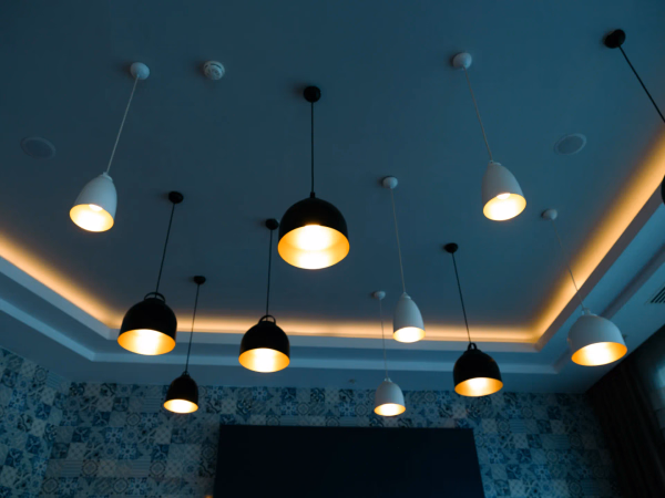 Diverse Lampen, die von einer Decke hängen