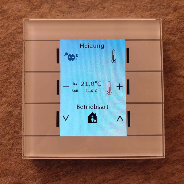 Smart-Home-Raumcontroller mit Touchdisplay zur Heizungssteuerung, an einer Wand montiert