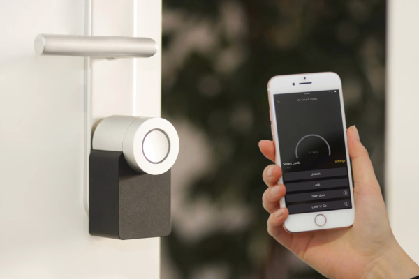 Ein smartes Schloss, welches durch ein Handy gesteuert wird